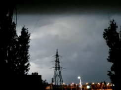 На Волгоград обрушился ливень с грозой: видео стихии