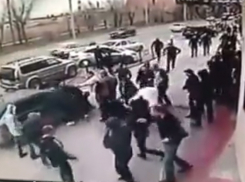 Взрыв и перестрелка у кафе в Волжском попали на видео