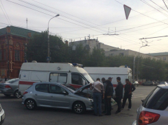 В Волгограде возле гостиницы скорая помощь попала в ДТП