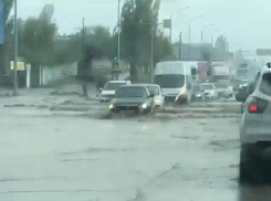 Озеро посреди дороги: машины «поплыли» на проспекте Университетском в Волгограде