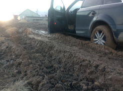Под Волгоградом женщина не может выйти из дома на прогулку с ребенком из-за непролазной грязи