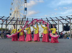 Множество людей в корейских костюмах заметили в центре Волгограда