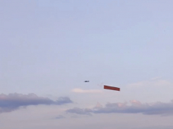 Самолет с огромной георгиевской лентой пролетел над Волгой – видео