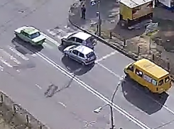 Разборка двух водителей в Волжском попала на видео