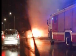 Утреннее ДТП на Мамаевом Кургане: двое в больнице из-за загоревшегося Renault