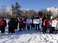Волгоградцы вышли на митинг против аутсорсинга с лозунгом «Лжедепутаты сдайте мандаты» 