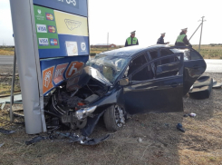 Toyota влетела в АЗС под Волгоградом: одна погибла, трое детей и водитель в больнице