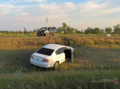 В лобовом столкновении Volkswagen и Renault под Волгоградом 1 человек погиб, 2 пострадали