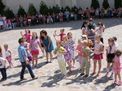 Студенты ВолГУ подарили детям «Поляну сказок»