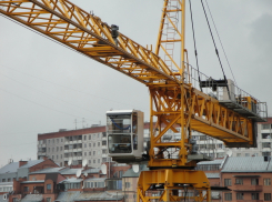 Под Волгоградом на строителя упал башенный кран