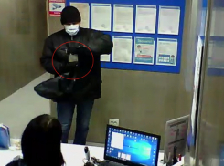 В Камышине налетчик на офис микрозаймов угрожал кассиру соляной кислотой