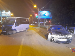 Эпичное ДТП: маршрутку и Jaguar с водителем без прав жестко разнесло в Волгограде 