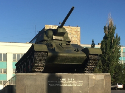 Зарастает мусором и разваливается самый известный памятник Волгограда