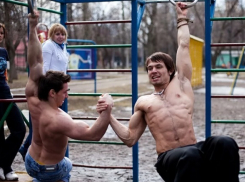 В День города накачанные парни покажут мастерство своего тела в парке Волгограда