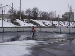 Ледовый каток на 800 квадратных метров заливают в Ворошиловском районе