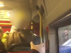 «Дура, твой ребенок калекой останется», – очевидцы засняли на видео неадекватную пассажирку маршрутки в Волгограде