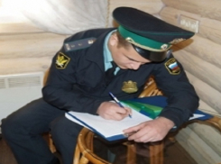 У волгоградки за долги арестовали ковер