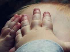 Под Волгоградом годовалая девочка вылила на себя кипяток из чайника 