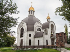 Молитвы не прекращаются в арестованном храме Георгия Победоносца в Волгограде