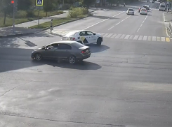Сказочно повезло даме со стальными нервами на пешеходном переходе в Волгограде в момент ДТП