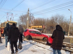 Девушка на красном кроссовере застряла на трамвайных путях в Волгограде 