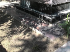 Сорняки убрали возле одного из 17 памятников «Линии обороны Сталинграда» после публикации «Блокнот Волгоград»