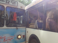 Сильное столкновение автобуса «Питеравто» и троллейбуса произошло в центре Волгограда