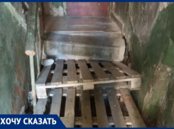 Поддонами из-под помидоров отремонтировала УК аварийную лестницу в Волгограде