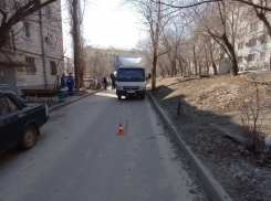 Пенсионерку насмерть сбил грузовик во дворе Волгограда
