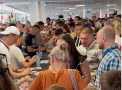 «Аршавин кричал»: в Волгограде сняли на видео набросившуюся на футболиста толпу