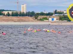Десятки смельчаков устроили массовый заплыв через Волгу в Волгограде