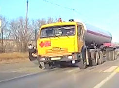 В Волгограде КамАЗ сбил девушку: видео
