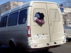В Волгограде пассажир выбил стекло в маршрутке и чуть не выпал на проезжую часть 