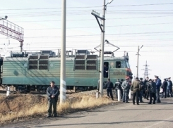 На Спартановке в Волгограде тепловоз снес «Оку», застрявшую на ж/д переезде