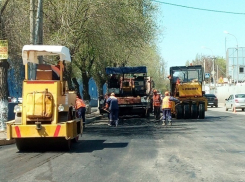 Дорожники начали асфальтировать улицу Кубанскую в Волгограде