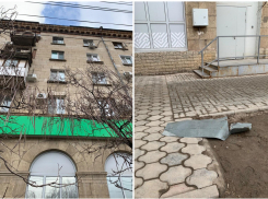 Региональный фонд капремонта опроверг свою причастность к дому с летающими кусками крыши в центре Волгограда