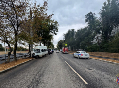 Четверо в больнице: маршрутка №56 влетела в столб в Волгограде 