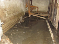 Затопленный подвал дома на юге Волгограда грозит обрушением и смертельной опасностью для жильцов