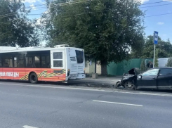 Audi влетела в стоящий на остановке автобус в Волгограде