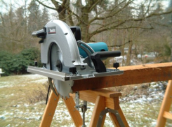 Под Волгоградом мужчина случайно убил себя бензопилой