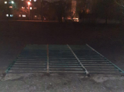 В Волгограде спасают девочку после обрушения шведской стенки в школьном дворе