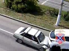 «Девятка» протаранила автовоз в Волгограде: видео