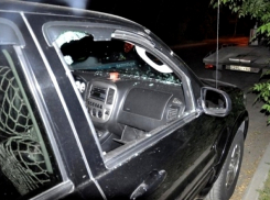 Четверо подростков разгромили в гаражах Камышина несколько авто 