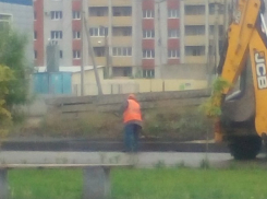 В Волгограде продолжают укладывать асфальт в лужи 