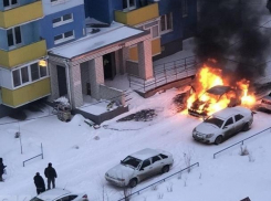 В городе-спутнике Волгограда попали на видео отчаянные попытки водителя спасти горящую иномарку