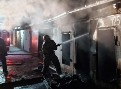 Горела обшивка: подробности о четырех попавших в пожар авто в Волгоградской области