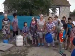 300 жителей села с детьми в Волгоградской области месяц живут без воды: едут за 12 километров или воруют 