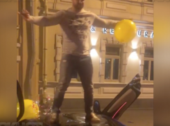 На видео попал вызывающий танец внука директора волжского завода на крыше BMW i8