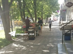 Мусор и антисанитария: стихийный рынок на тротуаре утомил жителей улицы Титова в Волгограде 