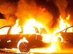 В Дзержинском районе Волгограда сожгли два «Крайслера»